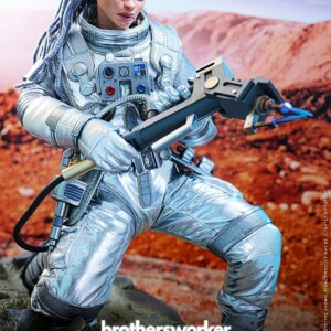 Hot Toys AMC041 Brothersfree x Hot Toys 1/6th scale Space Worker Baby (Brothersfree 25th Silver Galaxy Version) Collectible Figure - Image 7