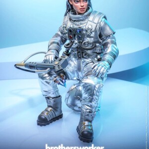 Hot Toys AMC041 Brothersfree x Hot Toys 1/6th scale Space Worker Baby (Brothersfree 25th Silver Galaxy Version) Collectible Figure - Image 12